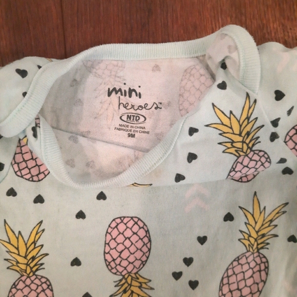 4x Short-Sleeved Onesies - Picture 3 of 3